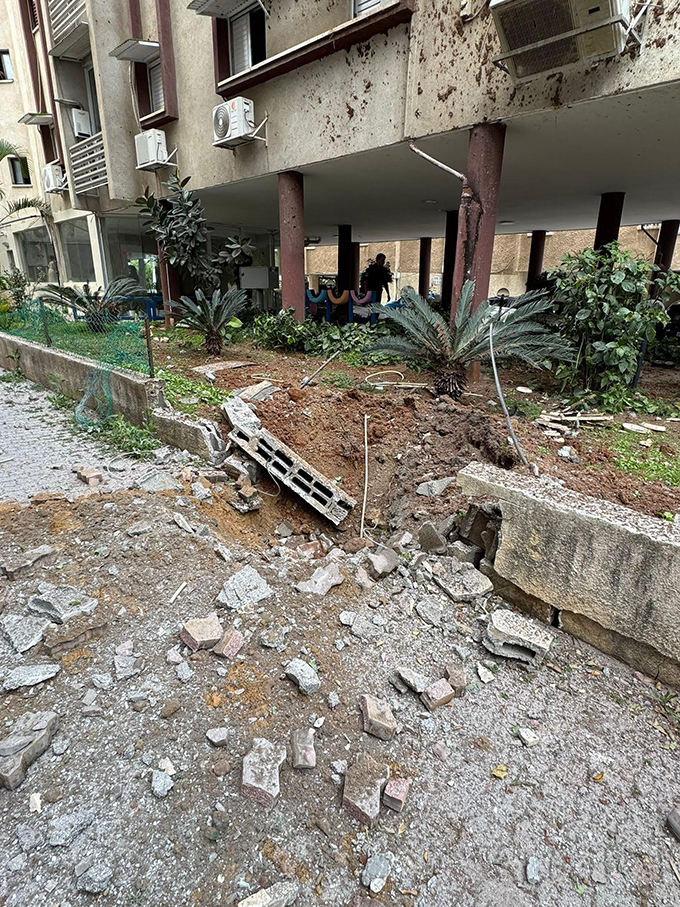 اضرار جسيمة جراء سقوط شظايا صواريخ في ريشون لتسيون